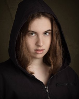 Huysuz genç ciddi içinde A kukuletalı Jumper arıyorsunuz