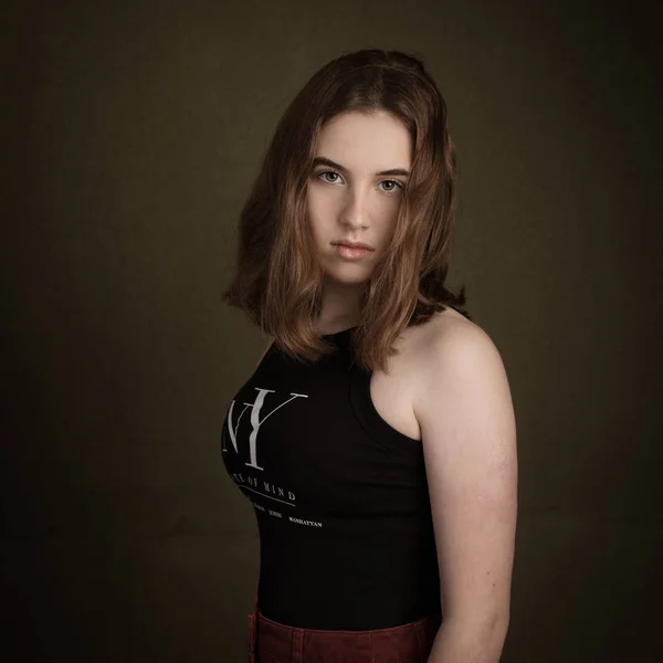 Teenager Mädchen trägt schwarzes New York T-Shirt — Stockfoto