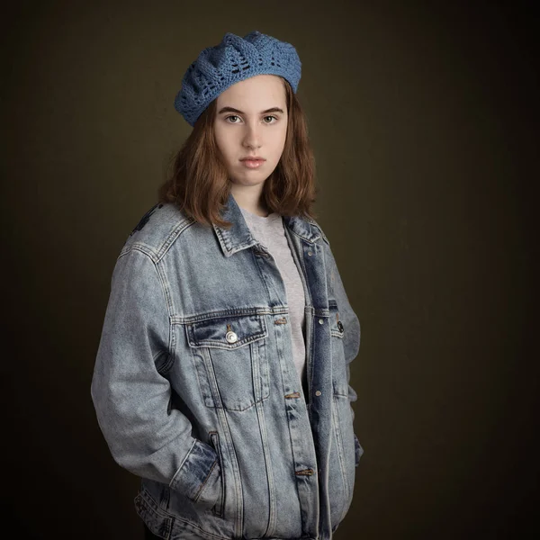 Brunette tiener meisje dragen blauwe Franse wol Barret en Denim — Stockfoto