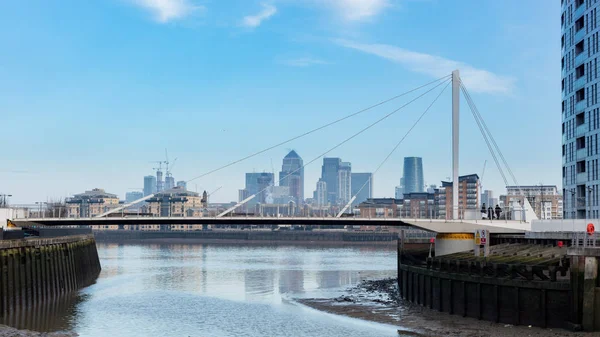 Moderne voet brug over rivier met Londen's financiële wijk Rechtenvrije Stockfoto's