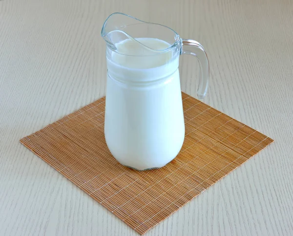 A tej a kancsó — Stock Fotó