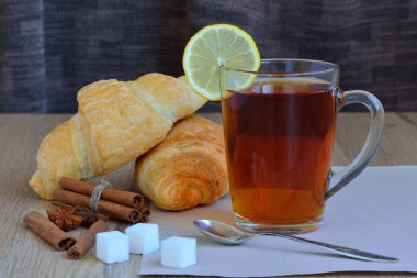 Bir kruvasan ile canlandırıcı çay