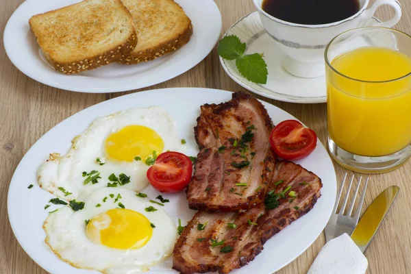 Bacon et oeufs pour le petit déjeuner — Photo