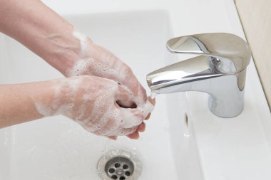 Sabun ve suyla el yıkama.