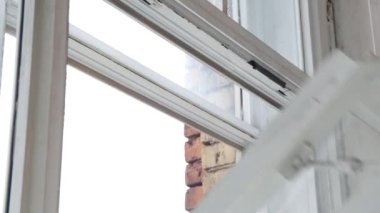  adam pencereyi kapatır