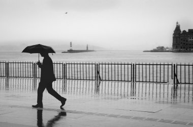 Istanbul Vapur İskelesi insanlar yağmur altında.