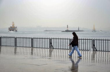 Istanbul Vapur İskelesi insanlar yağmur altında.