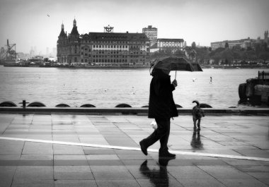 Istanbul Vapur İskelesi insanlar yağmur altında.