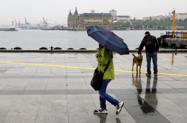 Istanbul Vapur İskelesi insanlar yağmur altında.
