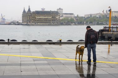 Istanbul Vapur İskelesi insanlar yağmur altında.