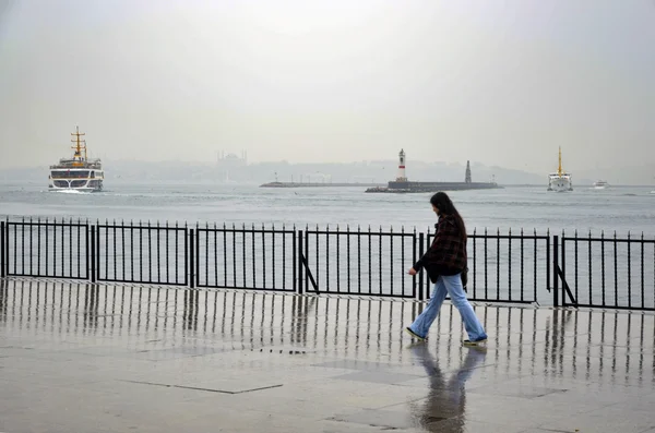 Procházky v dešti Istanbul parníku přístaviště lidí. — Stock fotografie