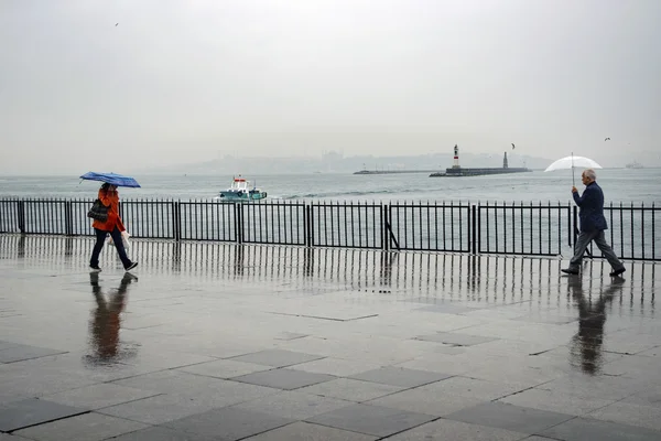 Istanbul jetée de bateau à vapeur personnes marchant sous la pluie . — Photo