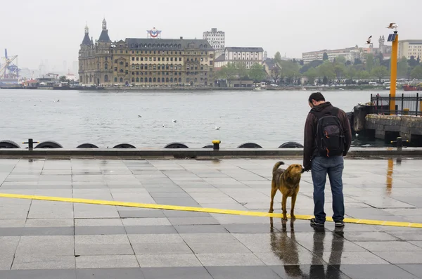 Istanbul jetée de bateau à vapeur personnes marchant sous la pluie . — Photo