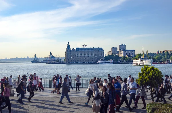 O cais de Kadikoy e o cais em movimento — Fotografia de Stock