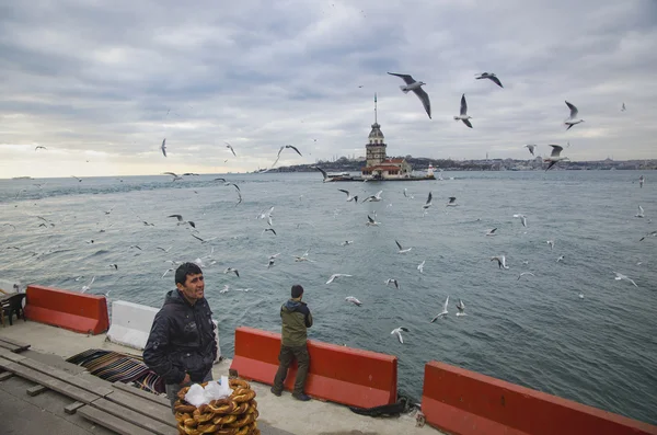 Maidens Tower in Istanbul, Turkish bagel salesman — Stock Photo, Image