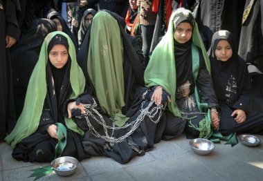 Şii bir Aşure sırasında Müslüman kadınlar yas