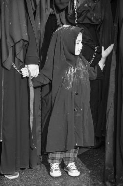 Türk Şii çocuk alır parçası bir Aşure geçit 