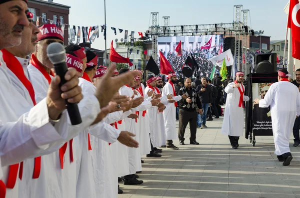 Мусульмане-шииты выкрикивают исламские лозунги — стоковое фото