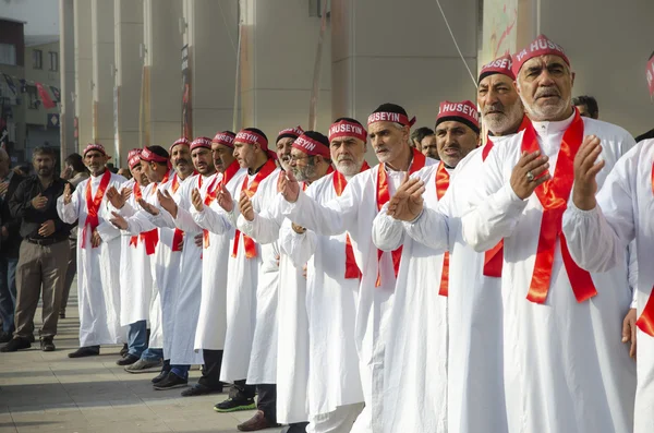 Hombres musulmanes chiítas gritan consignas islámicas procesión Ashura — Foto de Stock