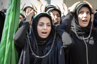 Şii Müslüman kadınlar İslam sloganlar Aşure alay Not