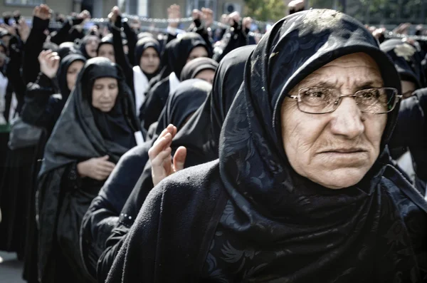 Shia Muslim women shout Islamic slogans Ashura procession — Stock Photo, Image