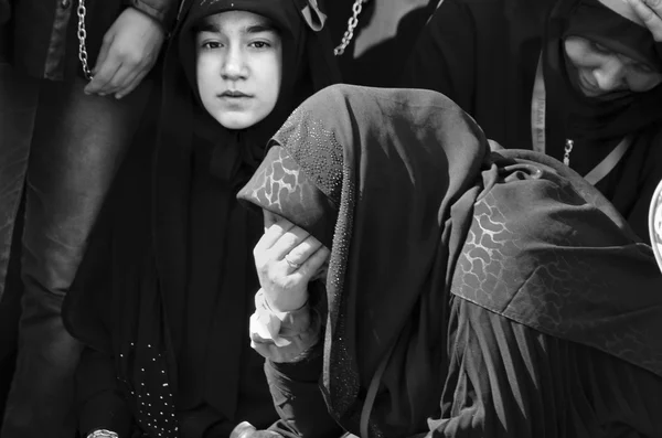 Les femmes musulmanes chiites pleurent lors d'une Ashura — Photo