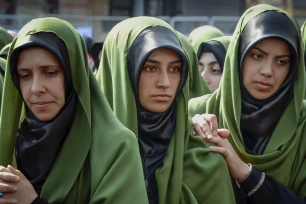 Turkiska Shia kvinnor sörjer under ett Ashura procession i Istanbul — Stockfoto