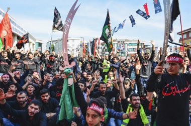 Şii Müslüman erkeklerin İslam sloganlar Aşure alay Not.