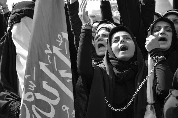 Shia Muslim women shout Islamic slogans Ashura procession — Stock Photo, Image