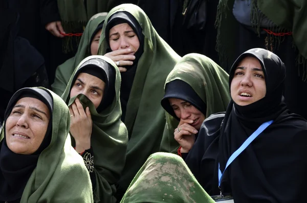 Des chiites turcs pleurent lors d'une procession de l'Ashura à Istanbul — Photo