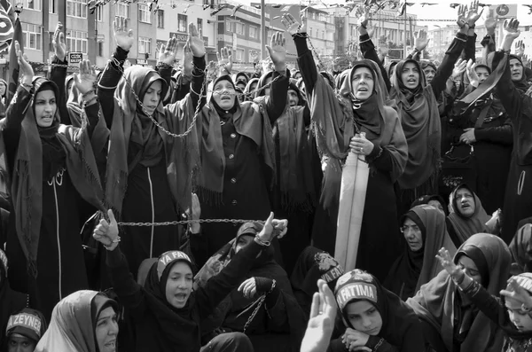 Shia Muslim women shout Islamic slogans Ashura procession — Stock Photo, Image