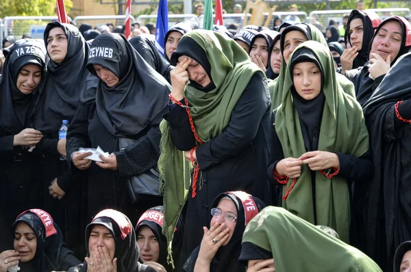 Mujeres musulmanas chiítas lloran durante una Ashura — Foto de Stock