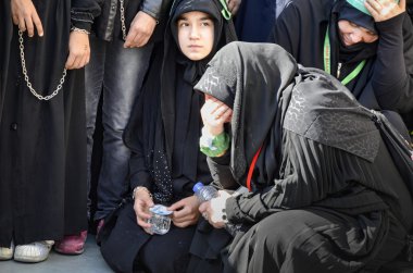 Şii bir Aşure sırasında Müslüman kadınlar yas