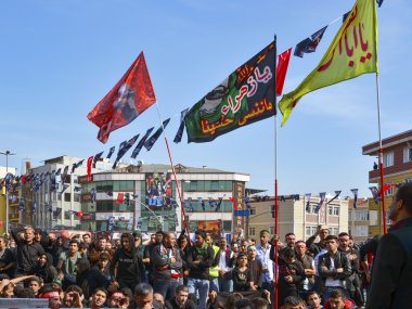 Aşure gününde yas Türk Şii erkekler