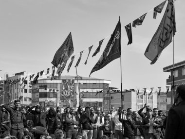 Aşure gününde yas Türk Şii erkekler