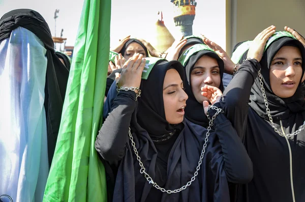 Schiitische muslimische Frauen rufen islamische Parolen bei Ashura-Prozession — Stockfoto