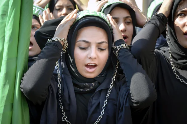 Mujeres musulmanas chiítas gritan consignas islámicas Procesión de Ashura — Foto de Stock