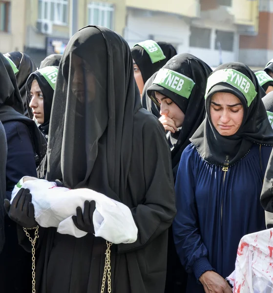 Shia muslimska kvinnor sörjer under ett Ashura — Stockfoto