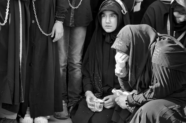 Mujeres chiítas turcas lloran durante una procesión Ashura en Estambul —  Fotos de Stock
