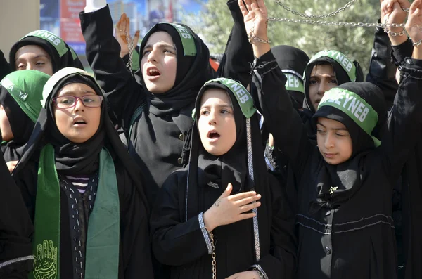 시아파 회교도 여자 소리 이슬람 구호 Ashura 행렬 — 스톡 사진