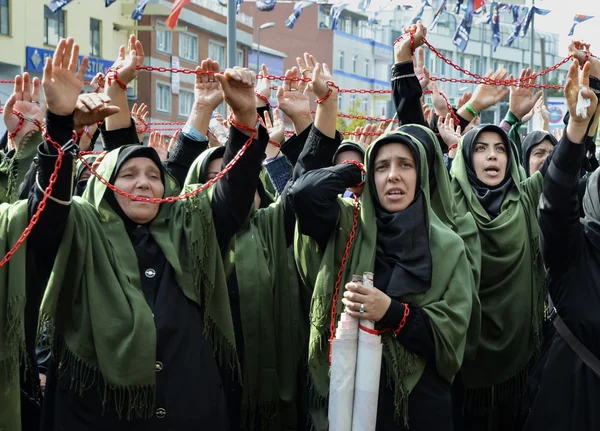 Mujeres musulmanas chiítas gritan consignas islámicas Procesión de Ashura — Foto de Stock