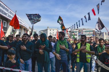 Aşure gününde yas Türk Şii erkekler