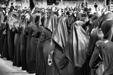 Türk Şii kadın alır parçası bir Aşure geçit 