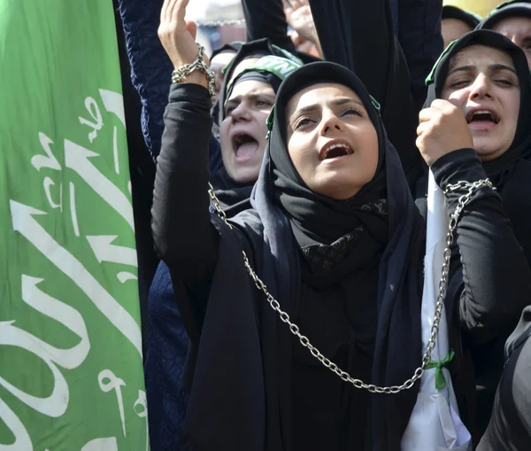 Shia Muslim women shout Islamic slogans Ashura procession — Stock Photo, Image