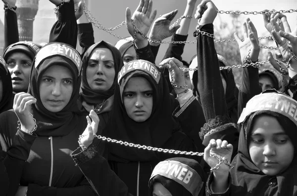 Shia muslimska kvinnor skrika islamiska slagord Ashura procession — Stockfoto