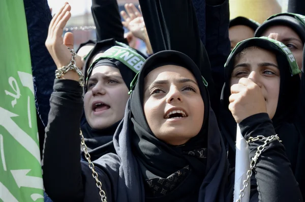 Mujeres musulmanas chiítas gritan consignas islámicas Procesión de Ashura — Foto de Stock