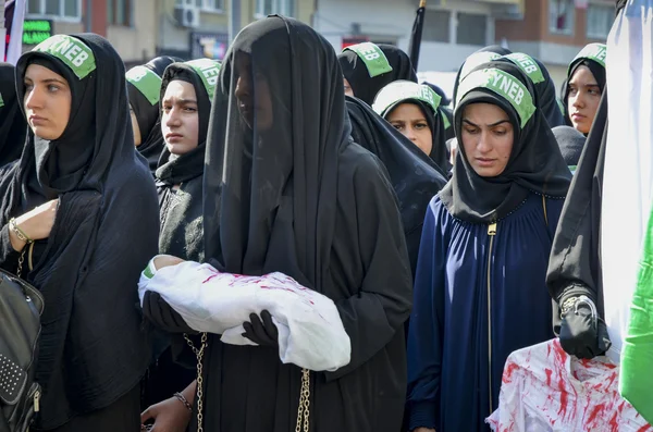 Turecké šíité ženy truchlit během procesí Ashura v Istanbulu — Stock fotografie