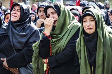 Şii bir Aşure sırasında Müslüman kadınlar yas