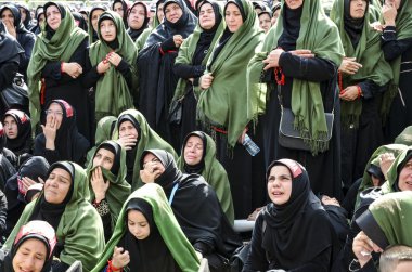 Şii bir Aşure sırasında Müslüman kadınlar yas