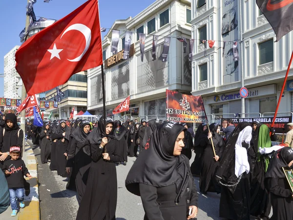 Turkish Shia women takes part in an Ashura parade — Stock Photo, Image